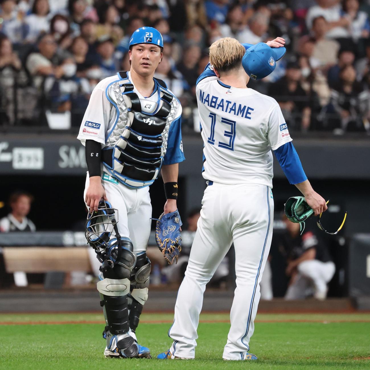 日本ハム対ソフトバンク　9回表、生田目（右）と話す伏見（撮影・黒川智章）