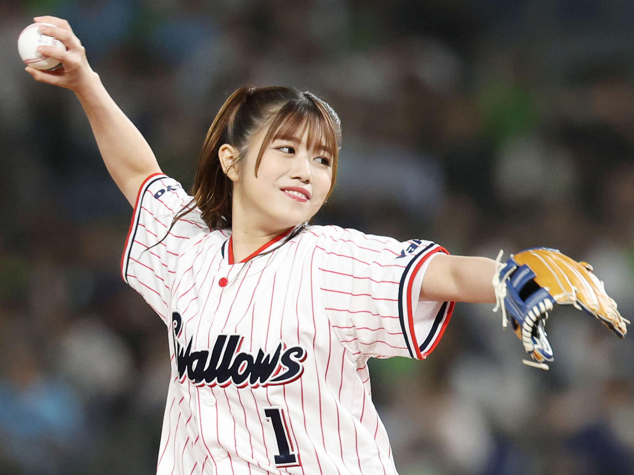 ヤクルト対巨人　試合前、始球式で投球する櫻坂46武元唯衣（撮影・宮地輝）