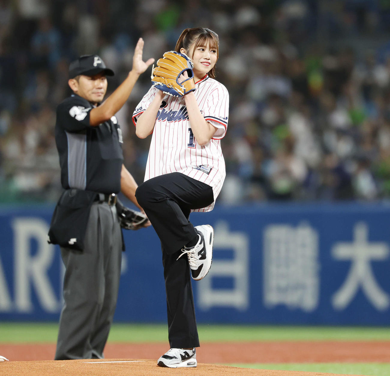ヤクルト対巨人　試合前、始球式で投球する櫻坂46武元唯衣（撮影・宮地輝）