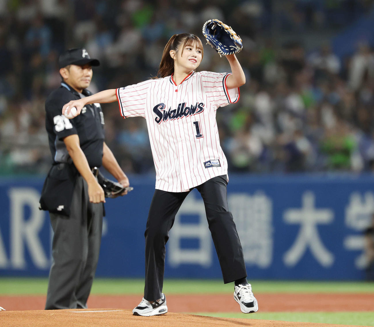 ヤクルト対巨人　試合前、始球式で投球する櫻坂46武元唯衣（撮影・宮地輝）