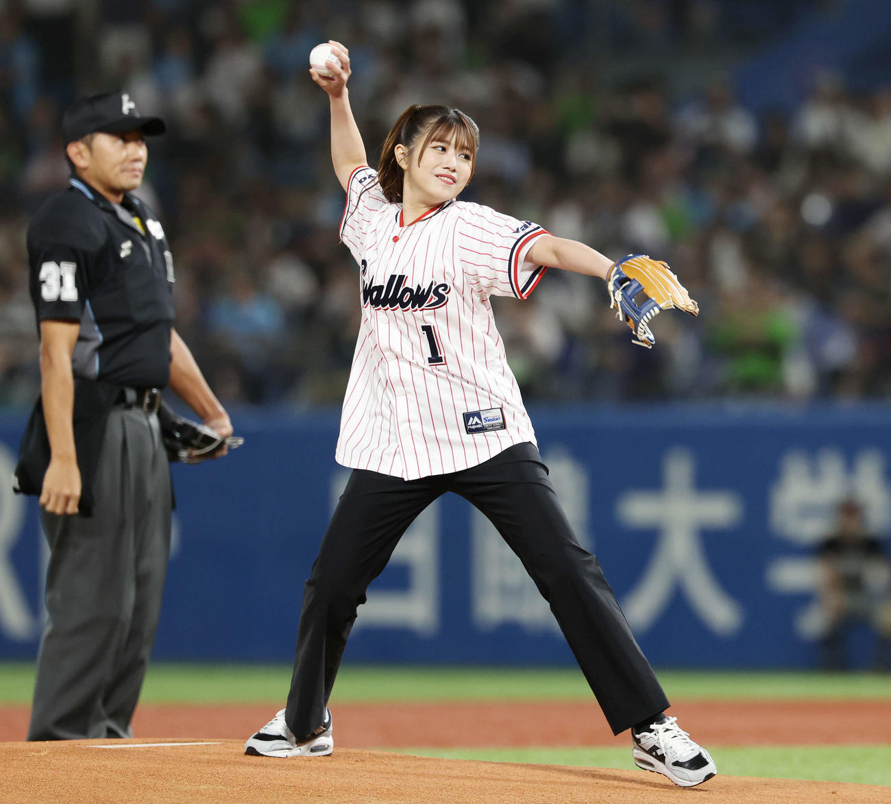 ヤクルト対巨人　試合前、始球式で投球する櫻坂46武元唯衣（撮影・宮地輝）