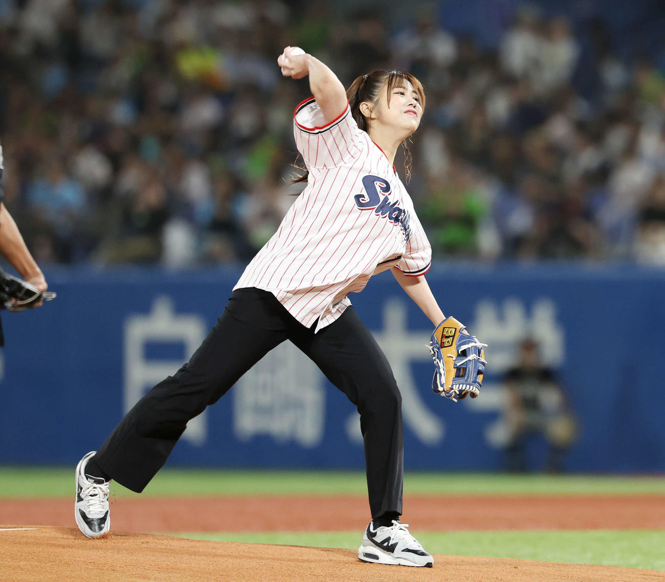 ヤクルト対巨人　試合前、始球式で投球する櫻坂46武元唯衣（撮影・宮地輝）