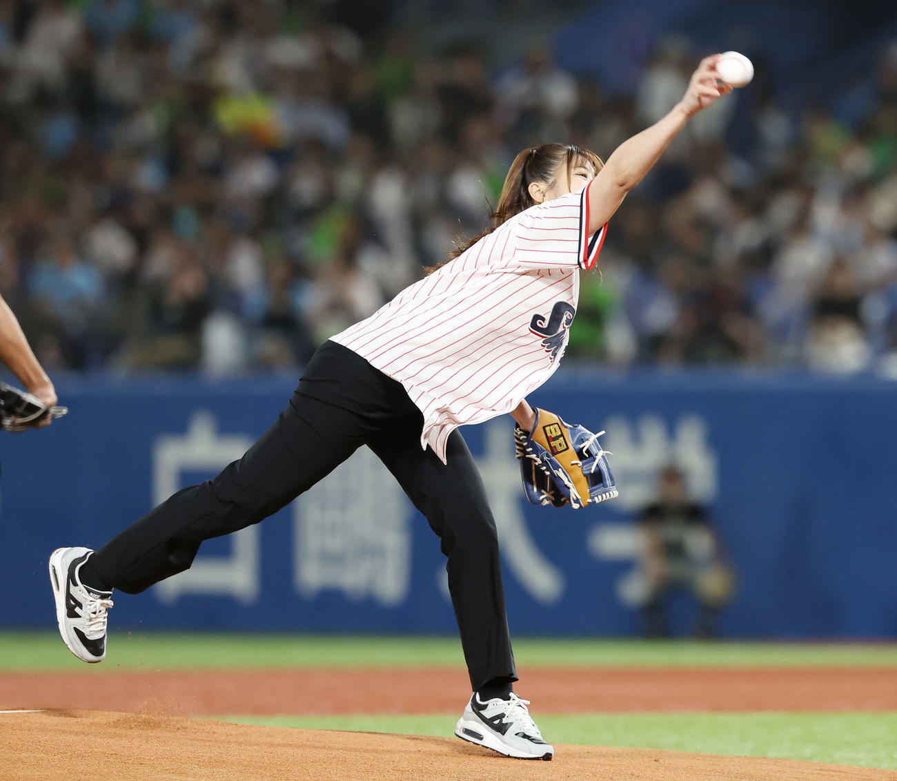 ヤクルト対巨人　試合前、始球式で投球する櫻坂46武元唯衣（撮影・宮地輝）