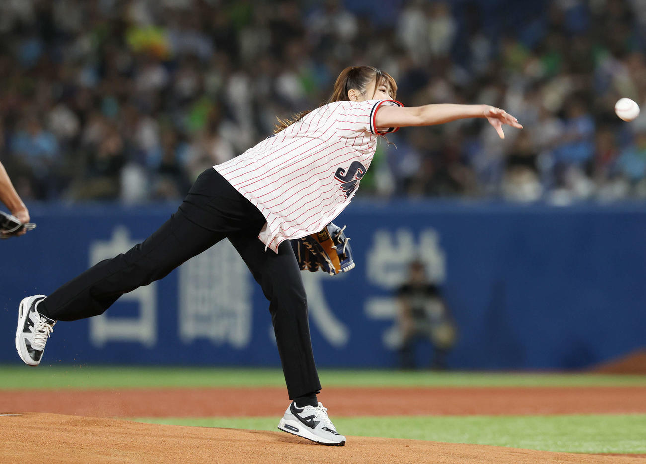 ヤクルト対巨人　試合前、始球式で投球する櫻坂46武元唯衣（撮影・宮地輝）