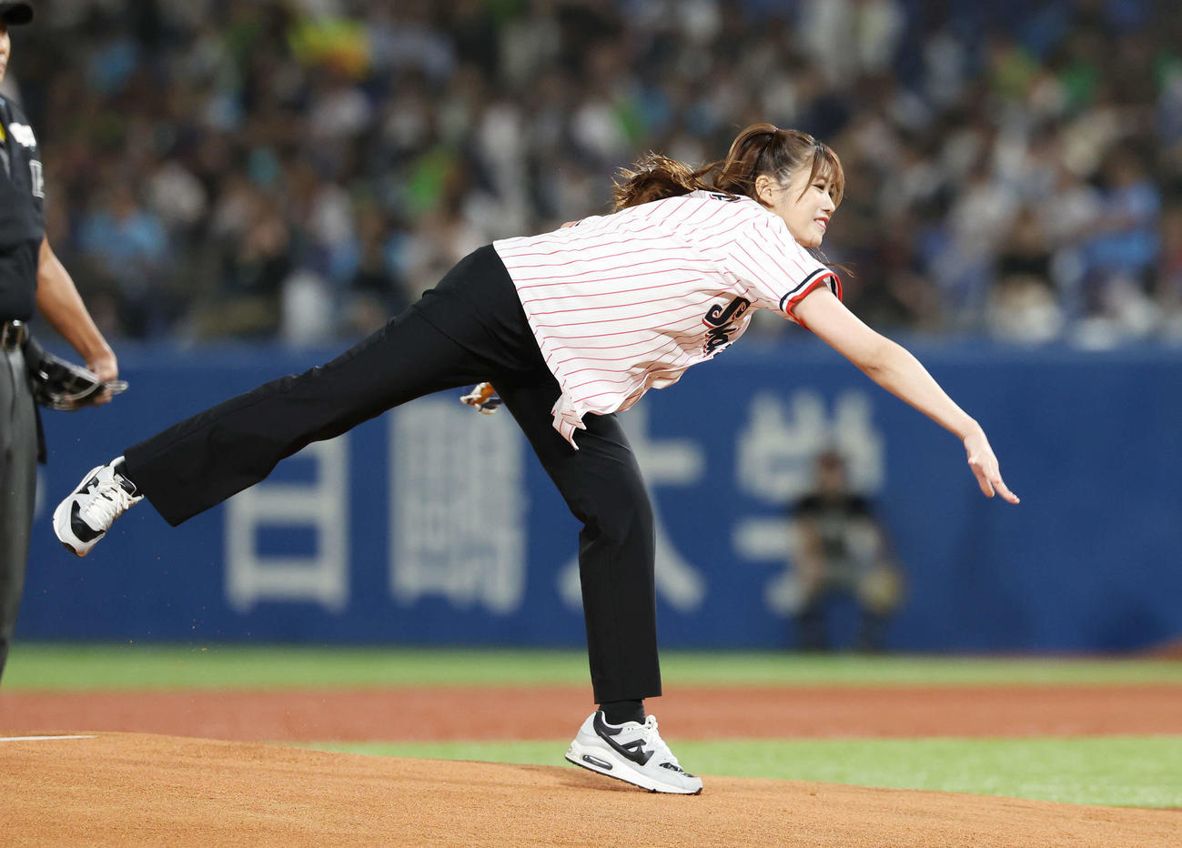 ヤクルト対巨人　試合前、始球式で投球する櫻坂46武元唯衣（撮影・宮地輝）
