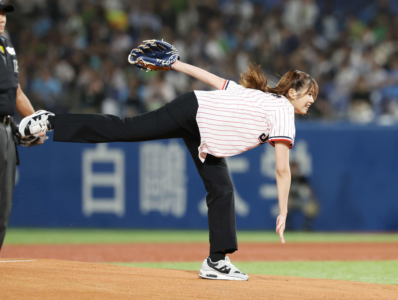 ヤクルト対巨人　試合前、始球式で投球する櫻坂46武元唯衣（撮影・宮地輝）