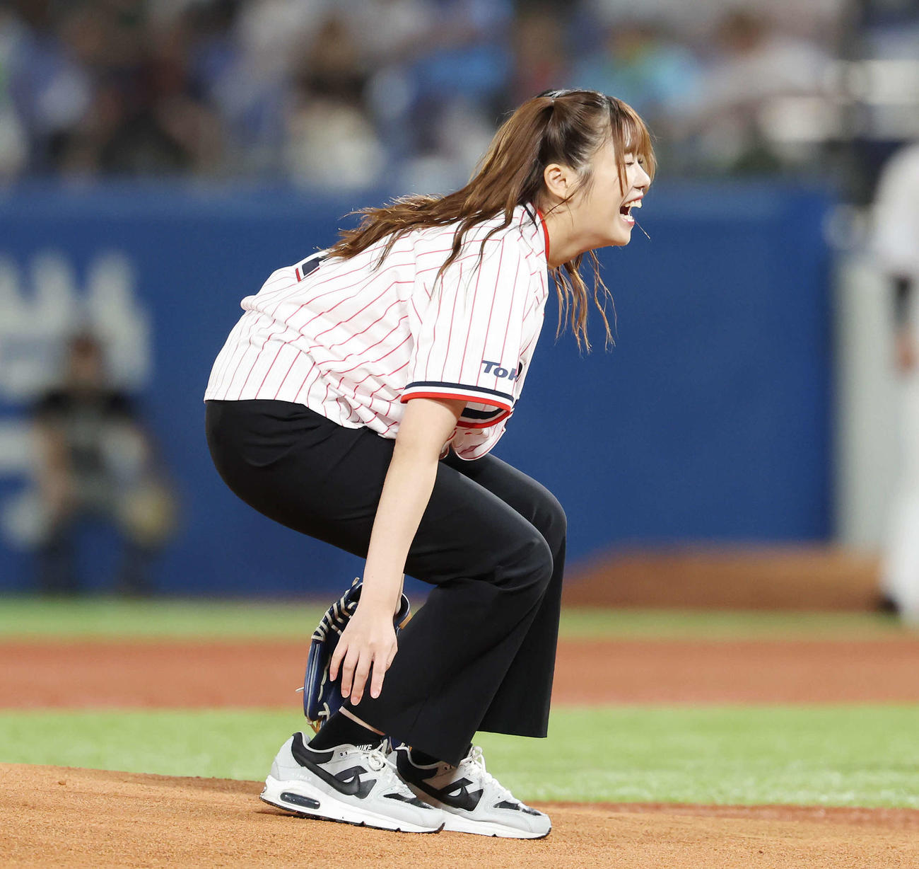 ヤクルト対巨人　試合前、始球式で投球した櫻坂46武元唯衣（撮影・宮地輝）