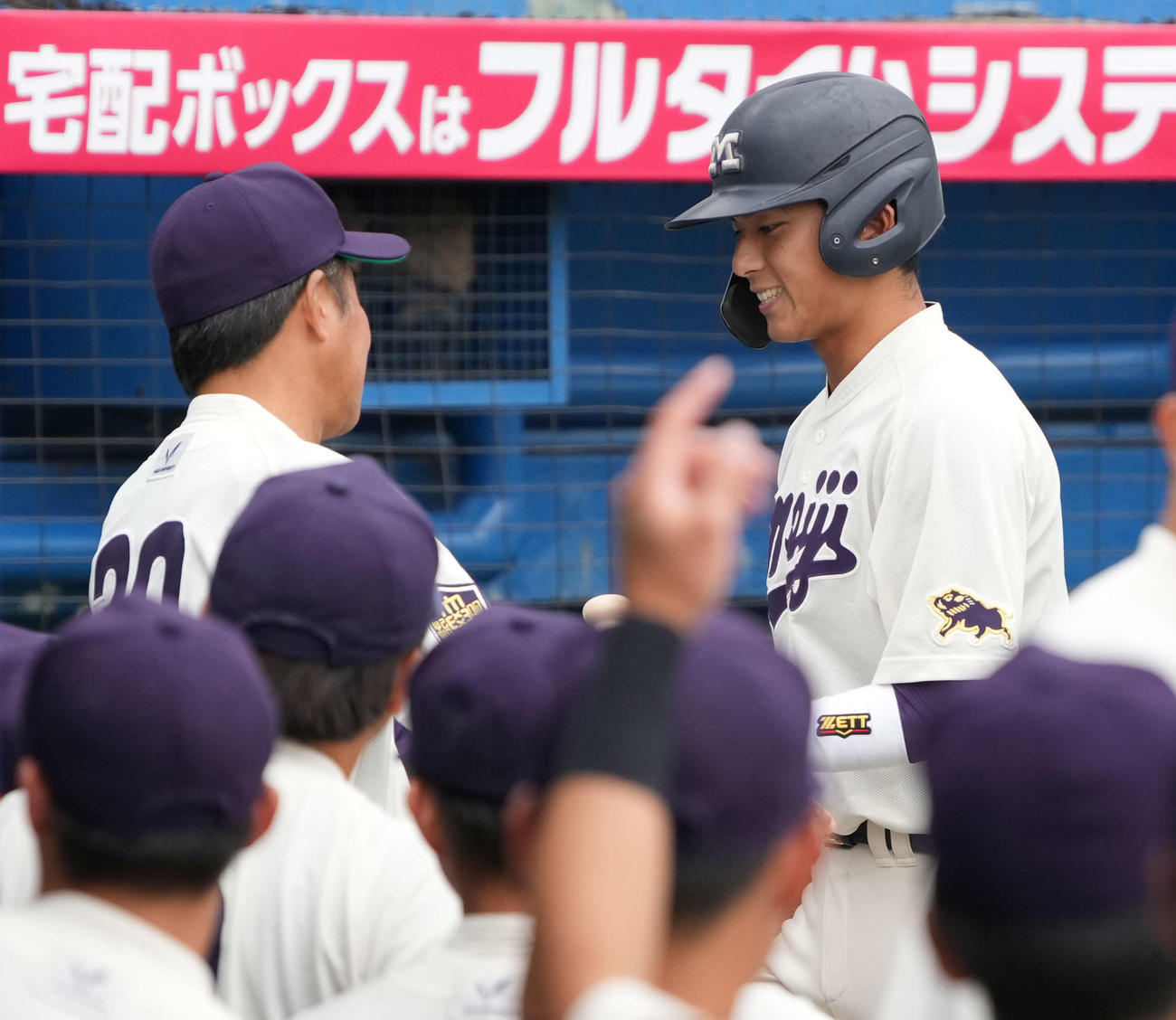 慶大対明大　5回裏明大2死一、三塁、宗山は右越えに3点本塁打を放ち田中監督（左）の祝福を受ける（撮影・小沢裕）