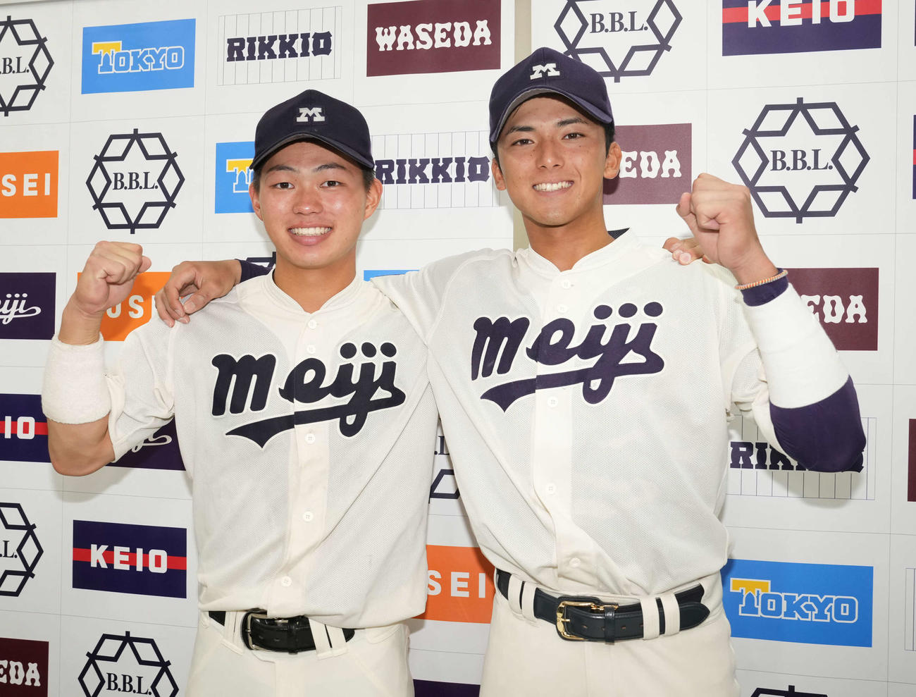 慶大対明大　ガッツポーズする明大・榊原（左）と宗山（撮影・小沢裕）