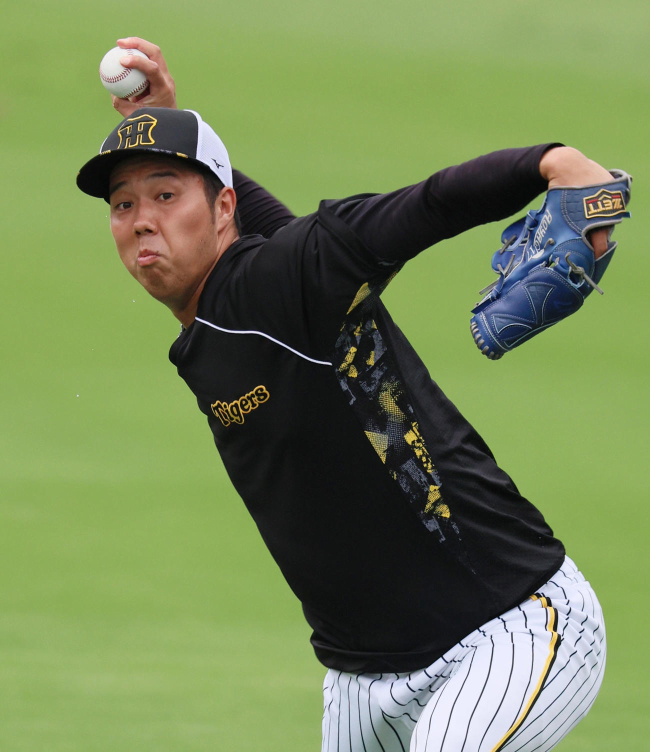 阪神対DeNA　キャッチボールで調整する青柳（撮影・加藤哉）