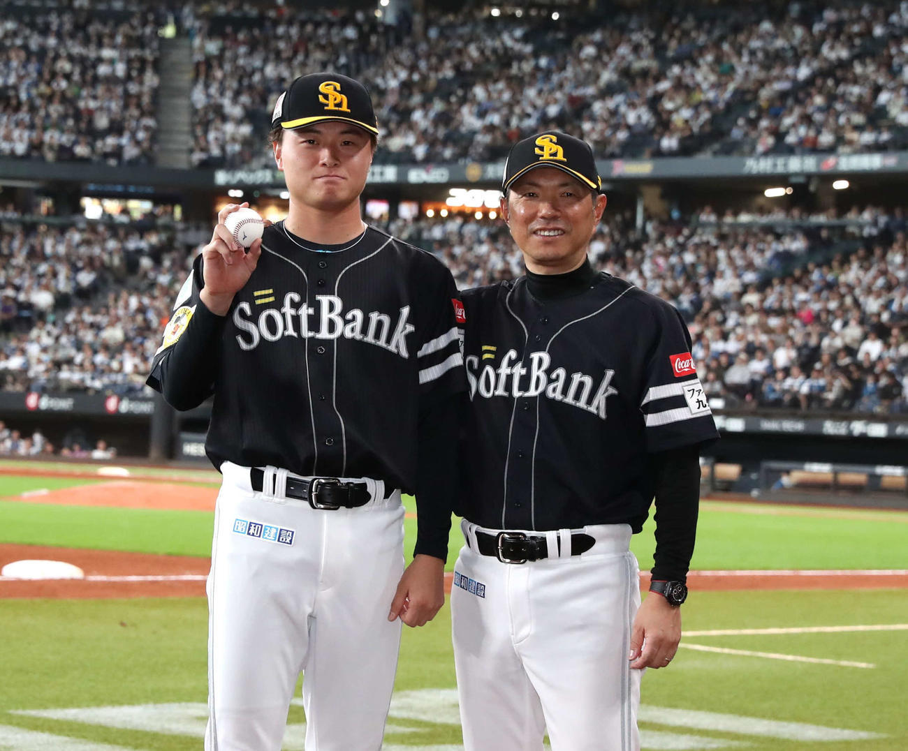 日本ハム対ソフトバンク　プロ初登板初勝利を挙げ小久保監督から祝福される前田純（撮影・黒川智章）