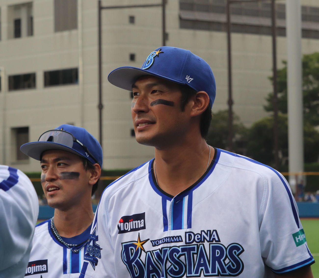 イースタン・リーグ優勝を決め、グラウンドで同僚と喜び合うDeNA大田泰示（右）（2024年9月28日撮影）