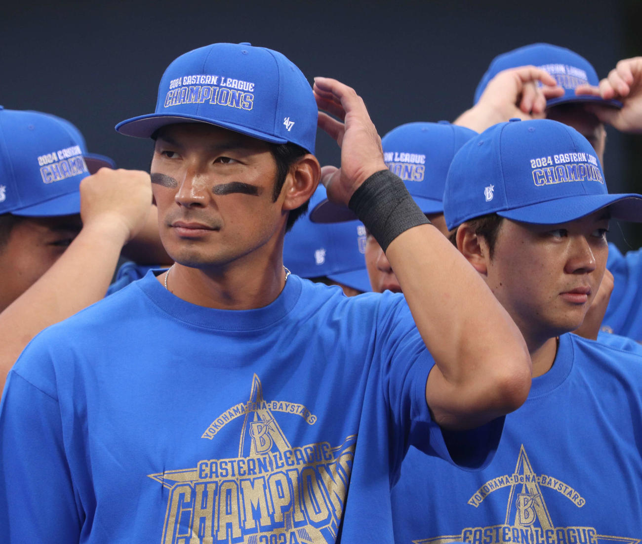イースタン・リーグ優勝が決め、グラウンドで同僚と喜び合ったDeNA大田（左）と楠本（右）（2024年9月28日撮影）
