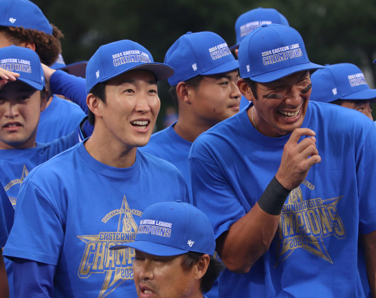 イースタン・リーグ優勝を決め、グラウンドで談笑するDeNA大田（右）（2024年9月28日撮影）