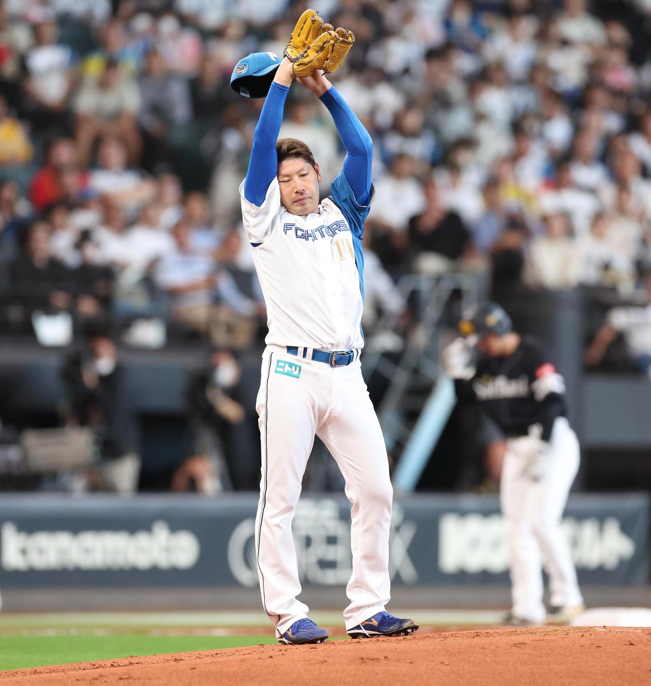 日本ハム対ソフトバンク　2回表、2失点し汗を拭く加藤貴（撮影・黒川智章）