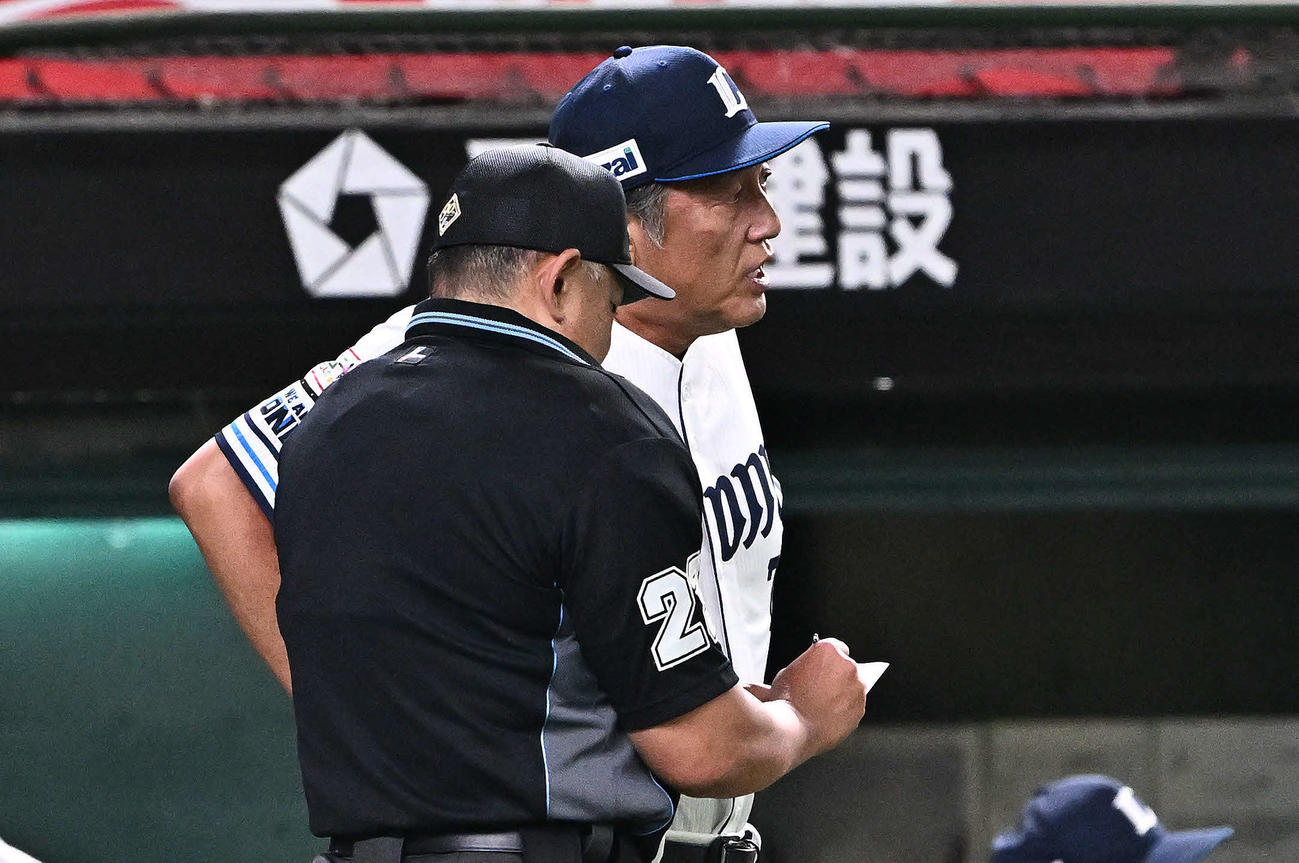 西武対ロッテ　交代を伝える西武渡辺GM兼監督代行（撮影・滝沢徹郎）