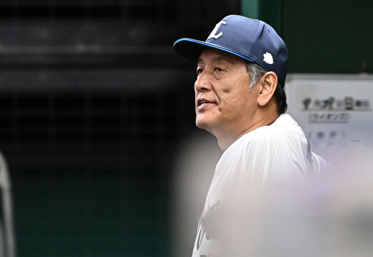 西武対ロッテ　戦況を見守る西武渡辺GM兼監督代行（撮影・滝沢徹郎）