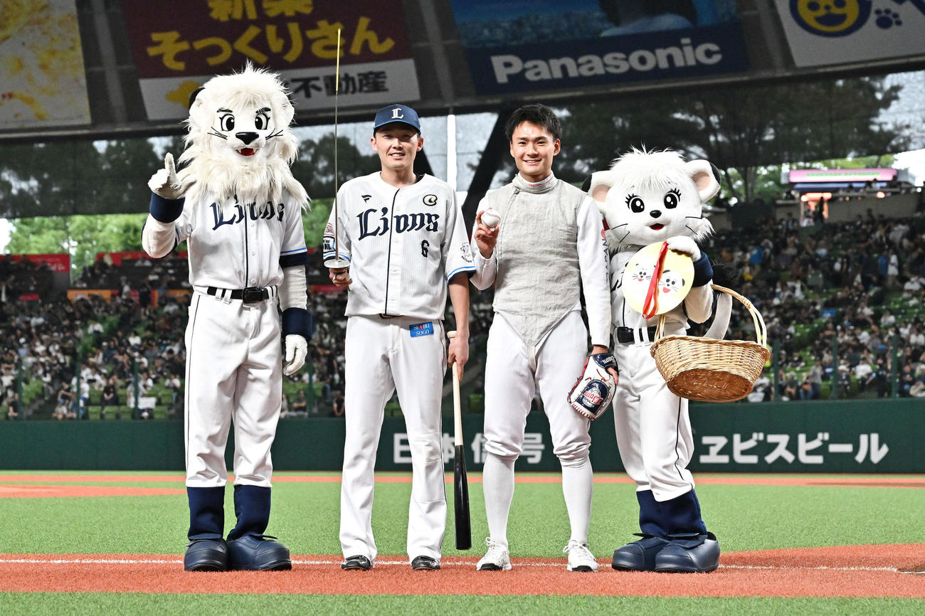 西武対ロッテ　セレモニアルピッチを終えたフェンシング男子日本代表の松山（右）は西武源田と記念撮影する（撮影・滝沢徹郎）