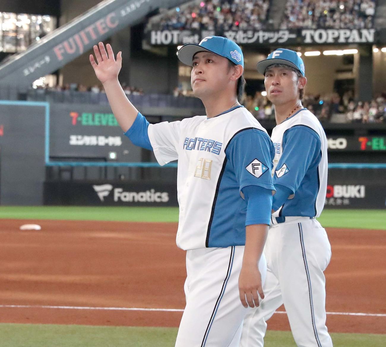 日本ハム対ソフトバンク　ホーム最終戦セレモニーで場内を1周する河野竜生