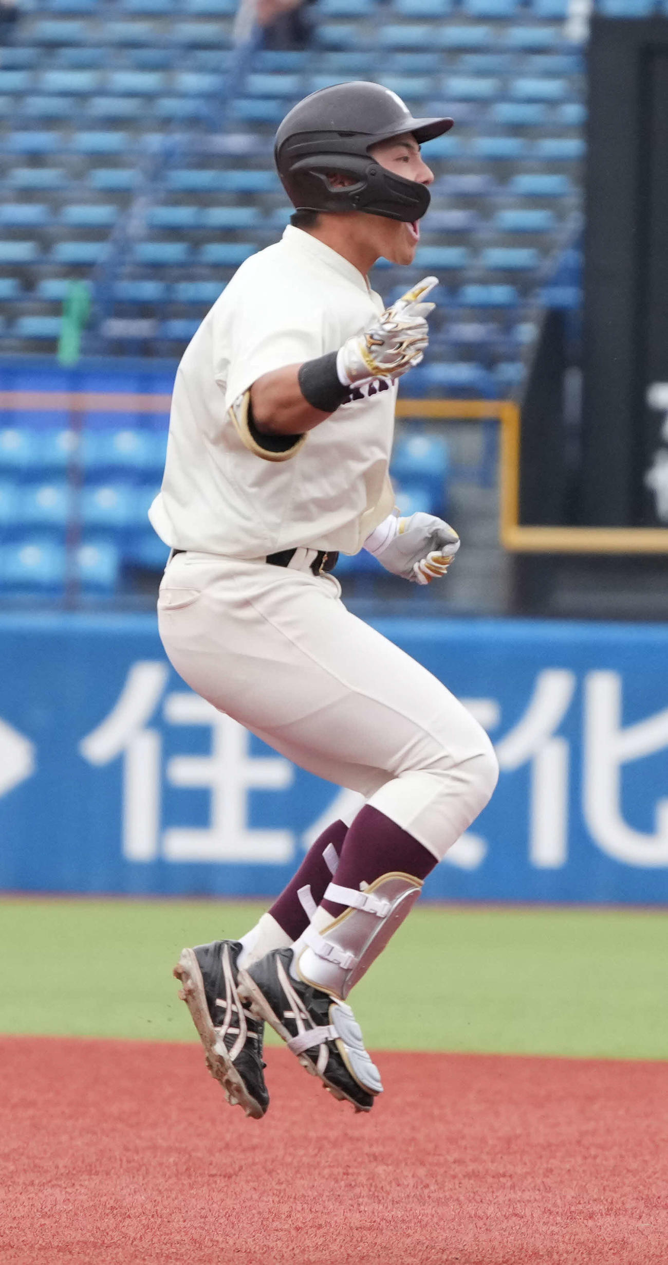 法大対早大　7回裏早大1死一、二塁、吉納は左越えに逆転3点本塁打を放ち大喜び（撮影・小沢裕）
