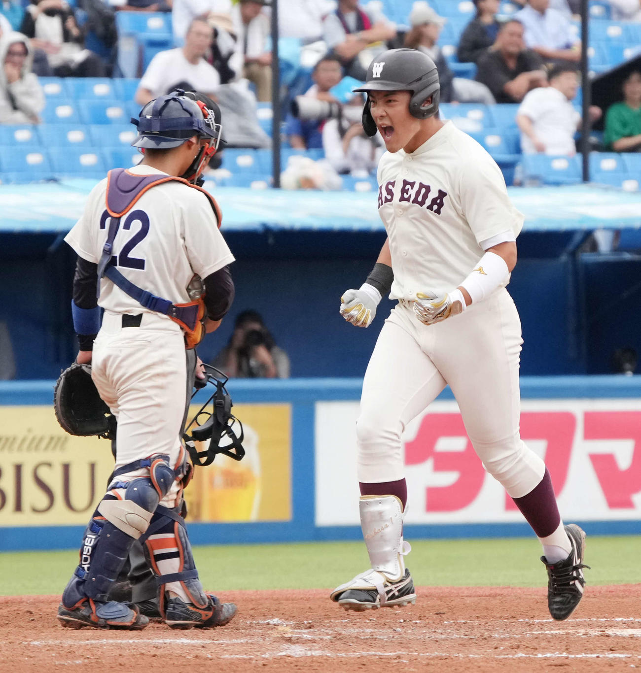 法大対早大　7回裏早大1死一、二塁、吉納（右）は左越えに逆転3点本塁打を放ち雄たけびを上げる（撮影・小沢裕）