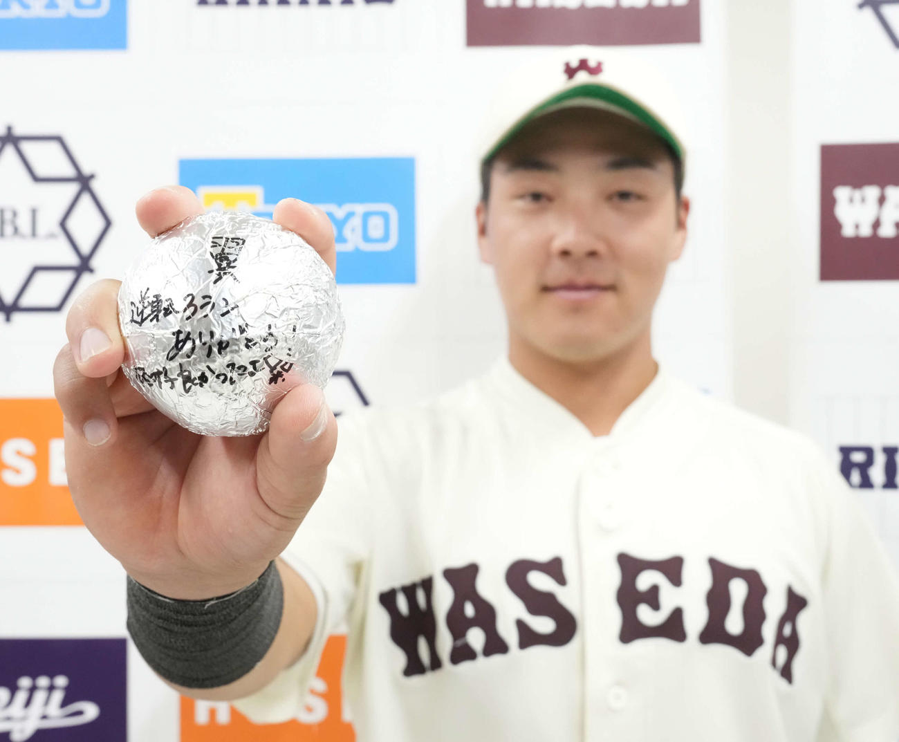 法大対早大　「翼　逆転3ランありがとう」チームのマネジャーのメッセージが添えられた記念のホームランボールを披露する早大・吉納（撮影・小沢裕）