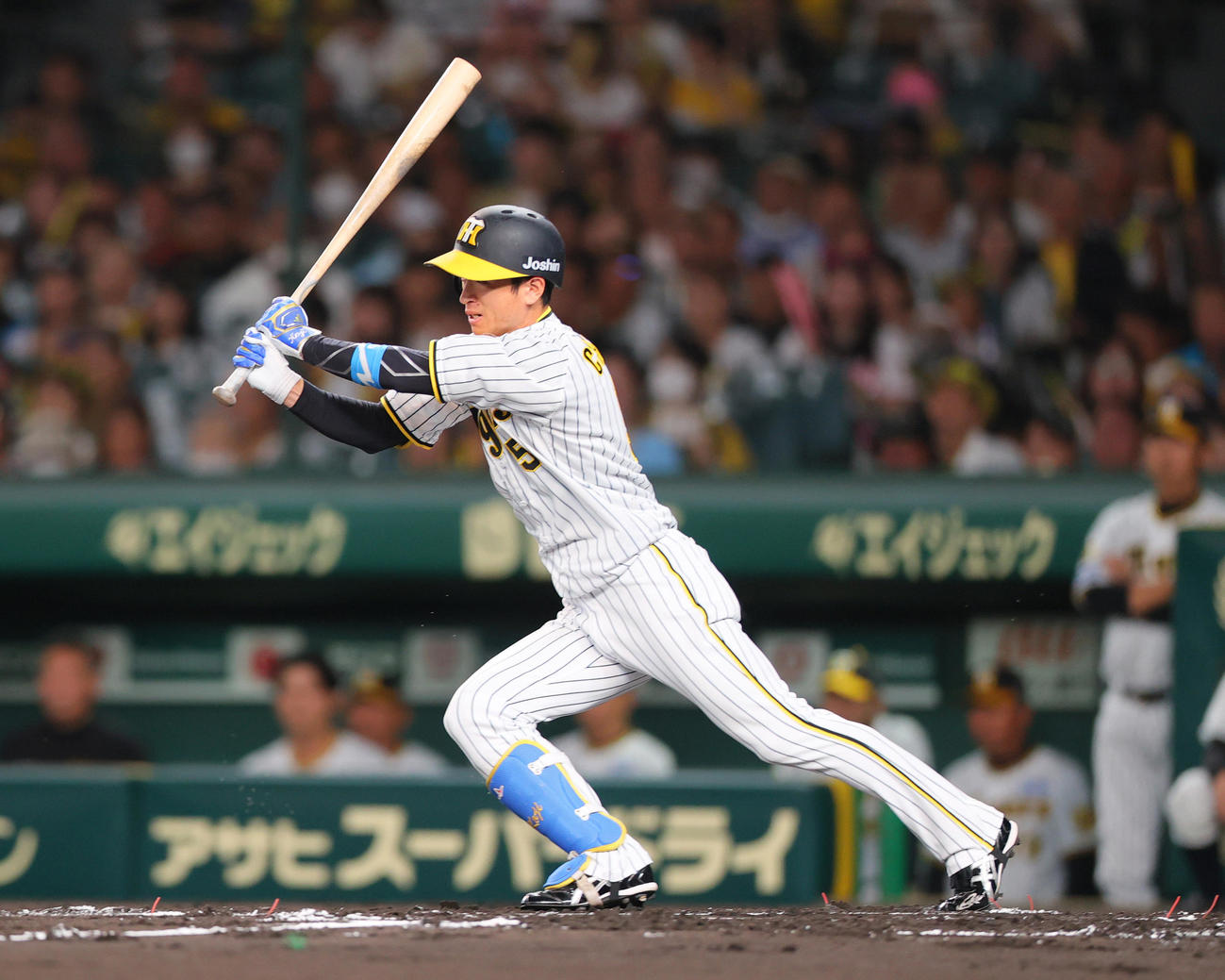 阪神対DeNA 1回裏阪神無死、近本は中前打を放つ（撮影・上山淳一）
