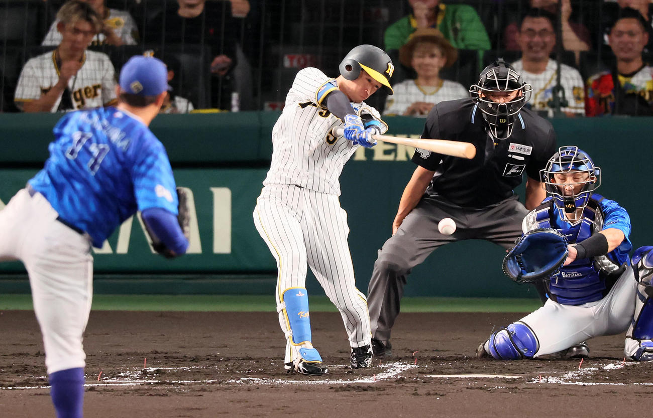 阪神対DeNA 1回裏阪神無死、近本は中前打を放つ、投手東（撮影・加藤哉）