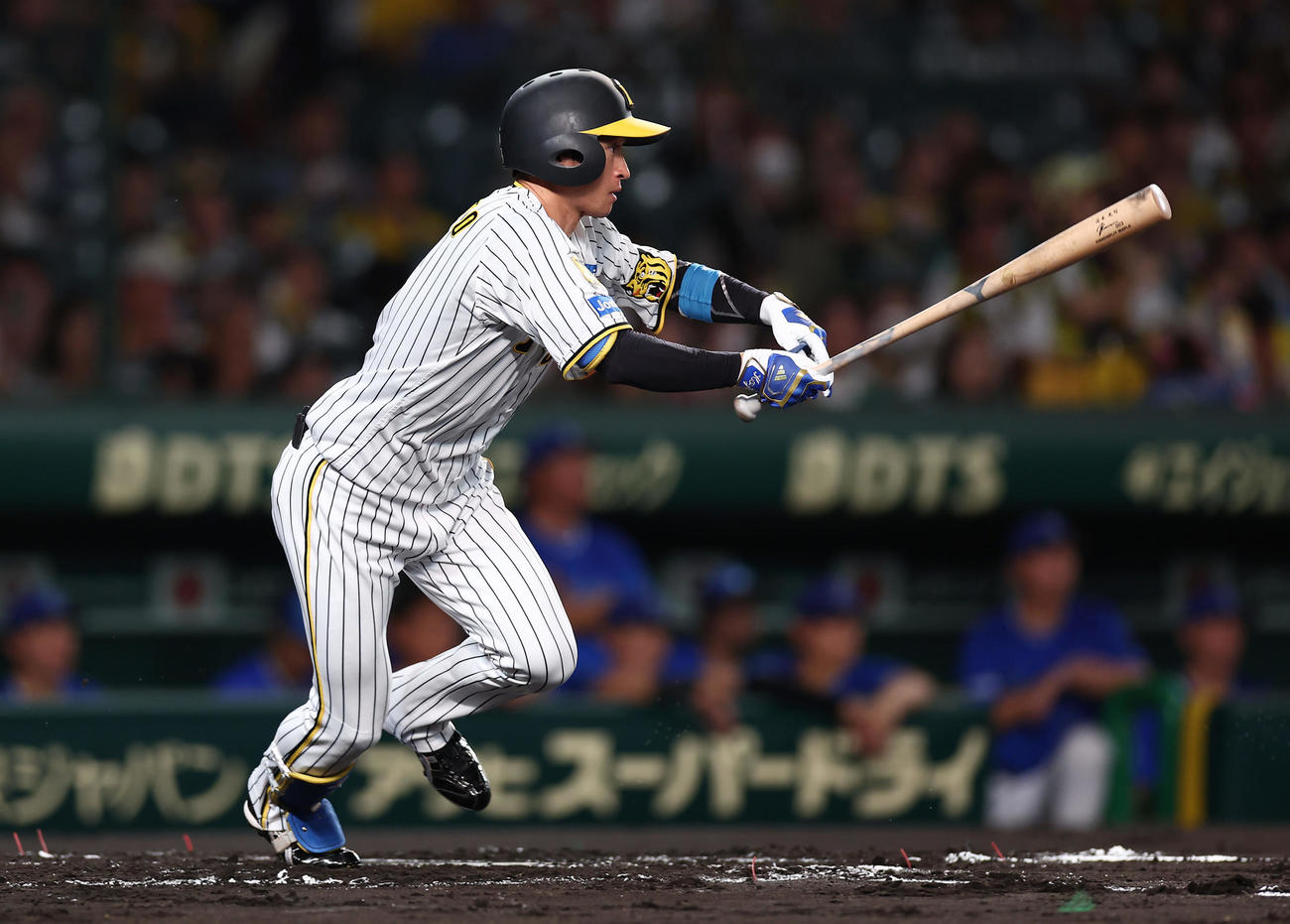 阪神対DeNA 1回裏阪神無死、中前打を放つ近本（撮影・前田充）