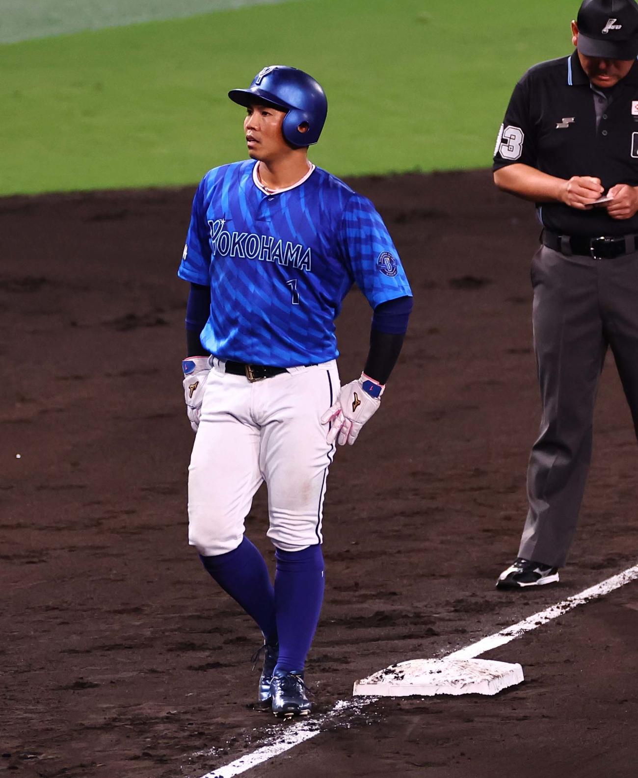阪神対DeNA 6回表DeNA無死一、二塁、牧の中越え安打で三塁に止まる桑原（撮影・上田博志）