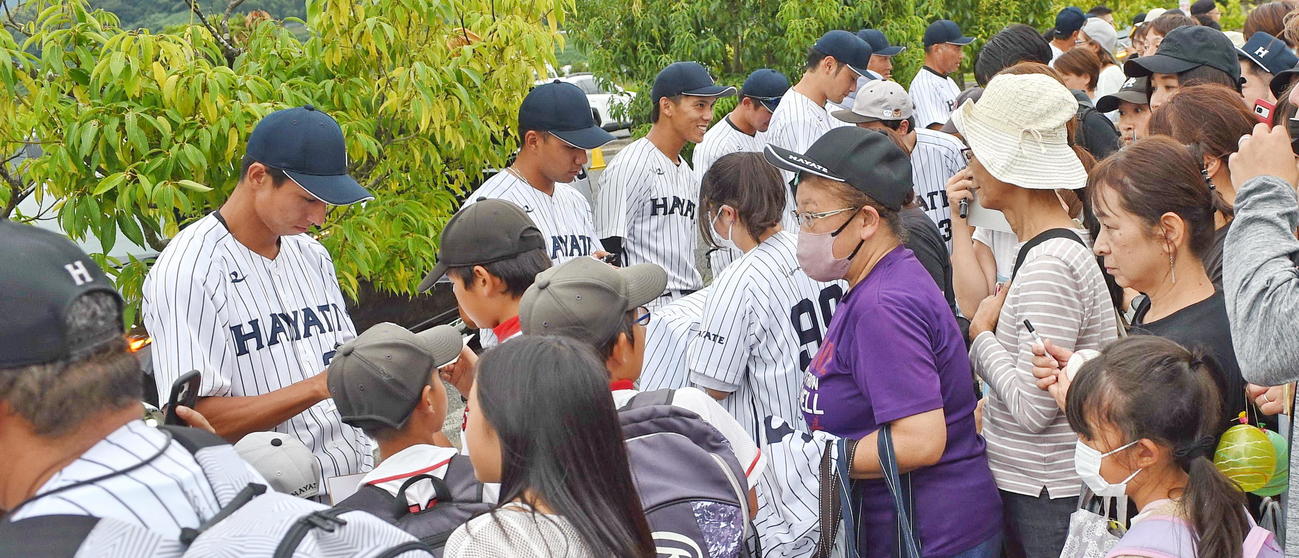 今季最終戦を終え、ファンと交流するくふうハヤテの選手たち