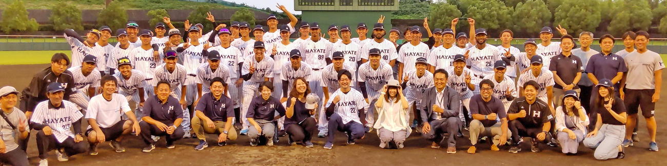 今季最終戦を終え記念撮影に納まる、くふうハヤテの選手とスタッフ　　