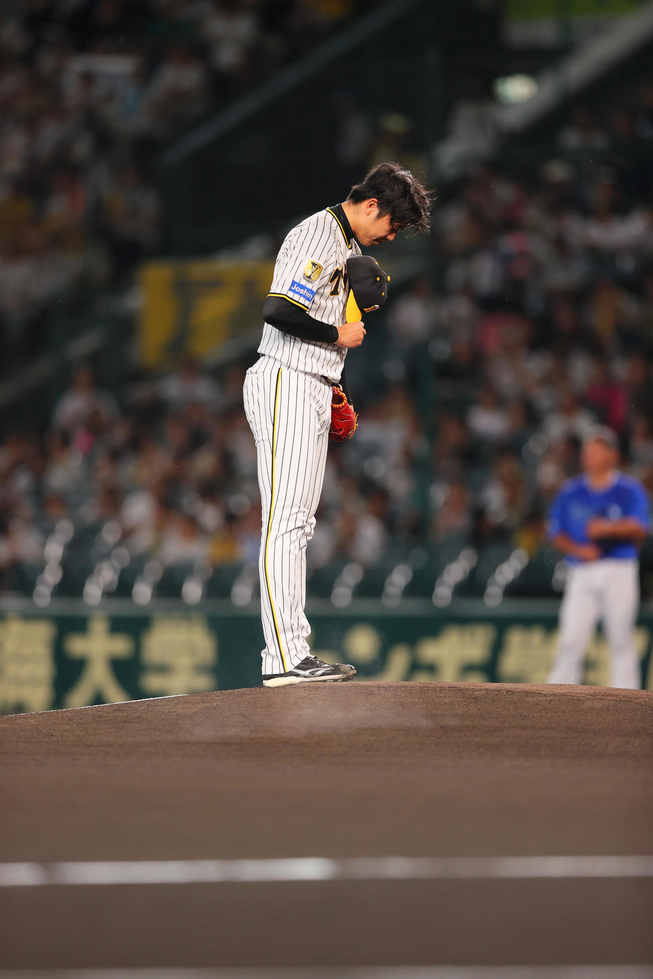 阪神対DeNA　阪神先発の才木はマウンドに上がり一礼する（撮影・上山淳一）