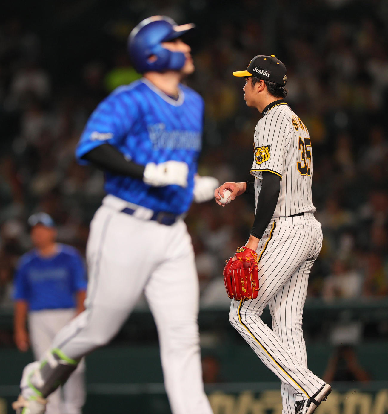 阪神対DeNA 3回表DeNA1死一、二塁、才木は佐野（手前）に左前適時打を打たれ2点目を失う（撮影・上山淳一）