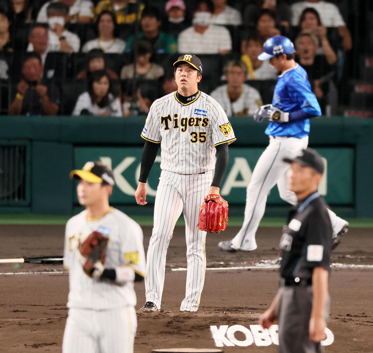 阪神対DeNA 1回表DeNA1死三塁、才木は佐野に中前適時打を打たれて先制を許す（撮影・加藤哉）