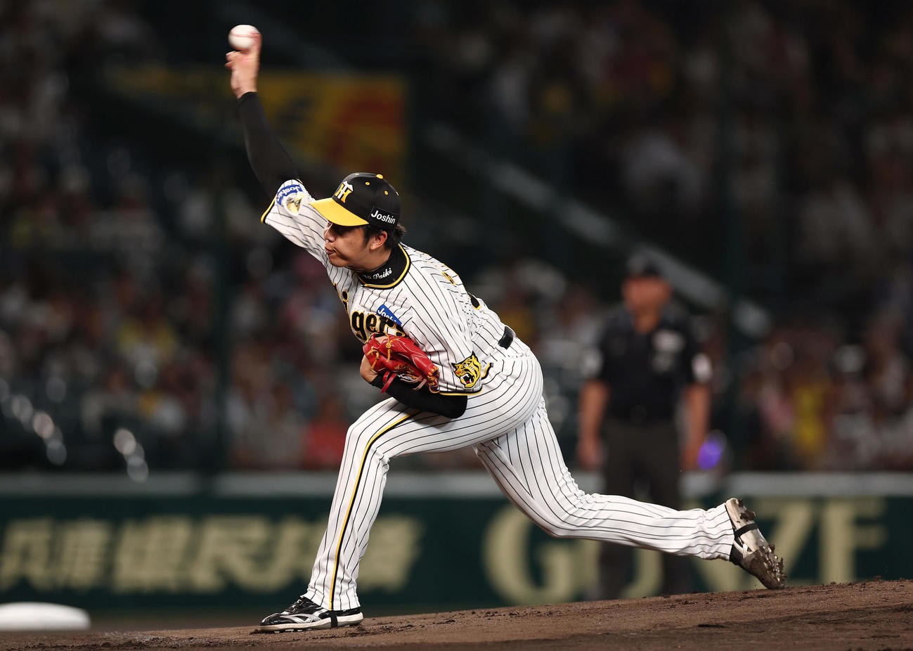 阪神対DeNA　力投する阪神先発の才木（撮影・前田充）