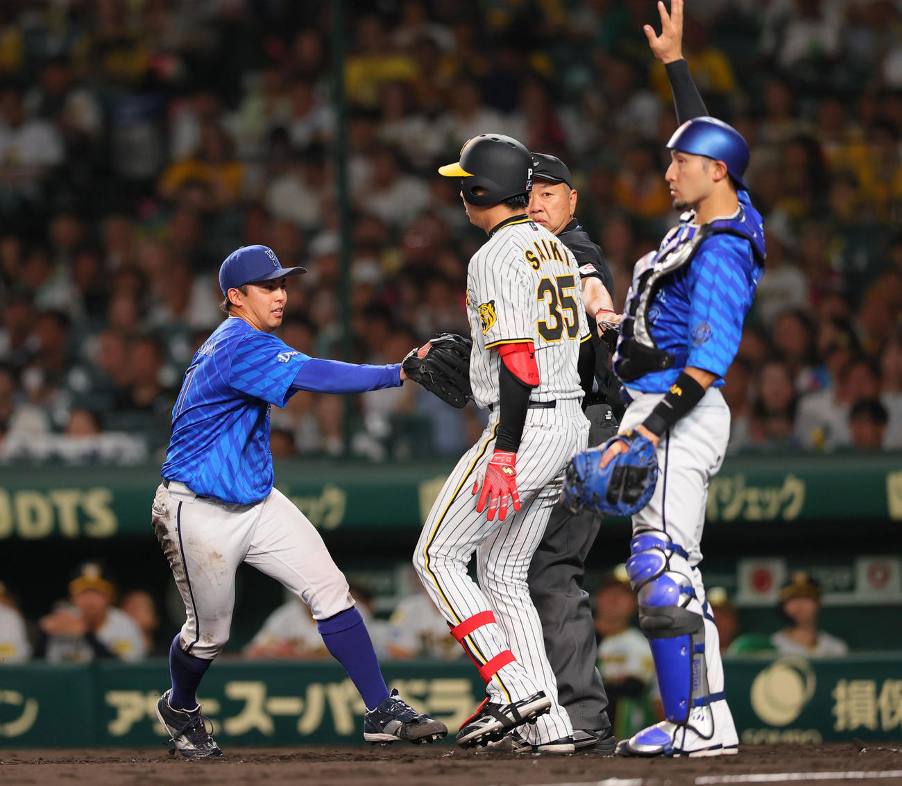 阪神対DeNA 5回裏阪神無死一塁、東（左）は才木のバントを捕球しアウトにする（撮影・上山淳一）