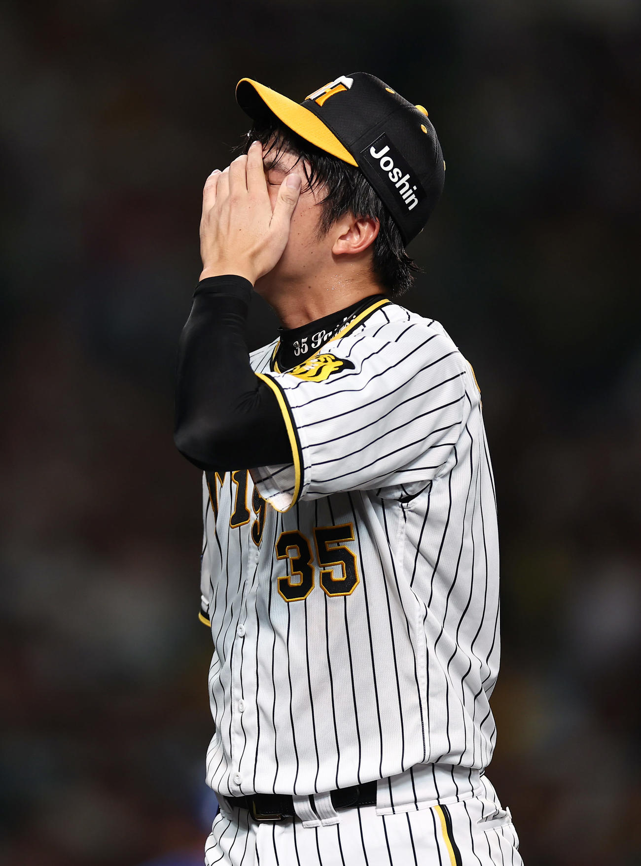 阪神対DeNA 6回表を投げ終え、悔しそうにベンチへ戻る阪神才木（撮影・前田充）