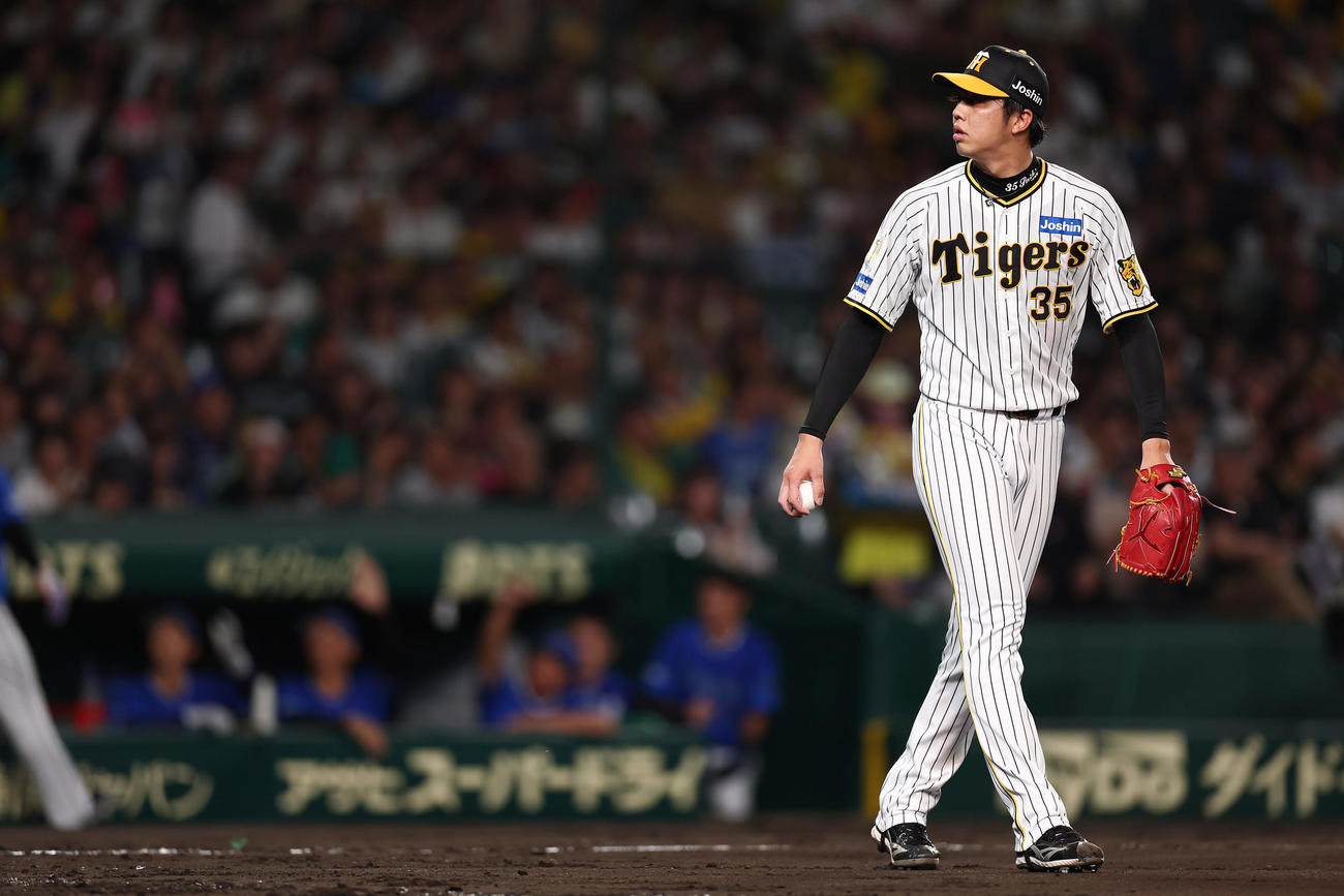 阪神対DeNA 6回表DeNA1死二、三塁、牧のホームスチールで失点した才木（撮影・前田充）