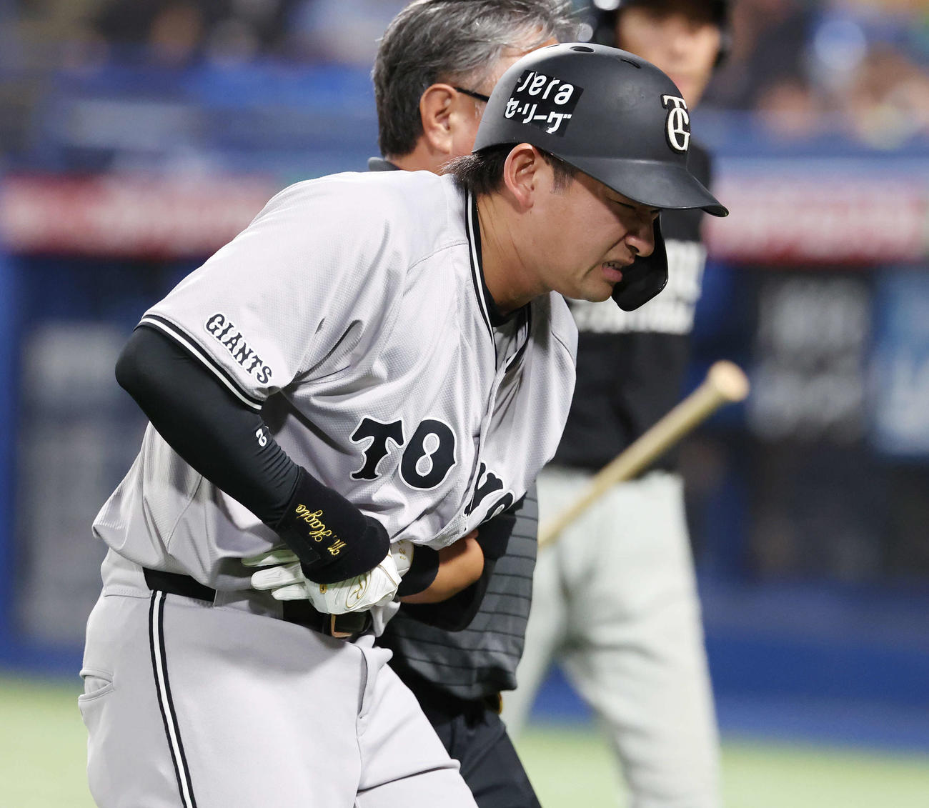 ヤクルト対巨人　6回表巨人無死、左手に死球を受けベンチに下がる萩尾（撮影・宮地輝）