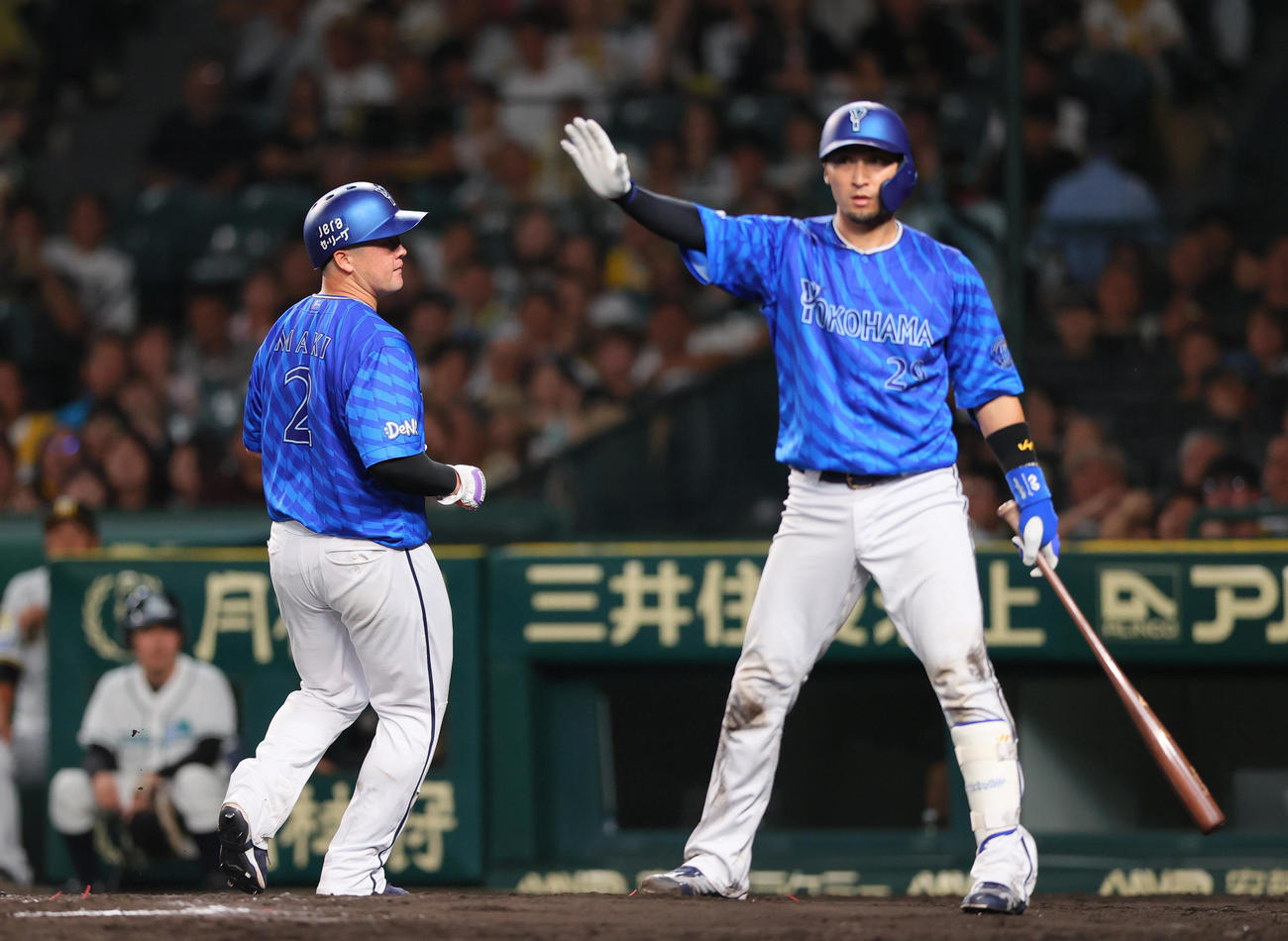 阪神対DeNA 6回表DeNA1死二、三塁、三走牧（左）はホームスチールで生還する（撮影・上山淳一）