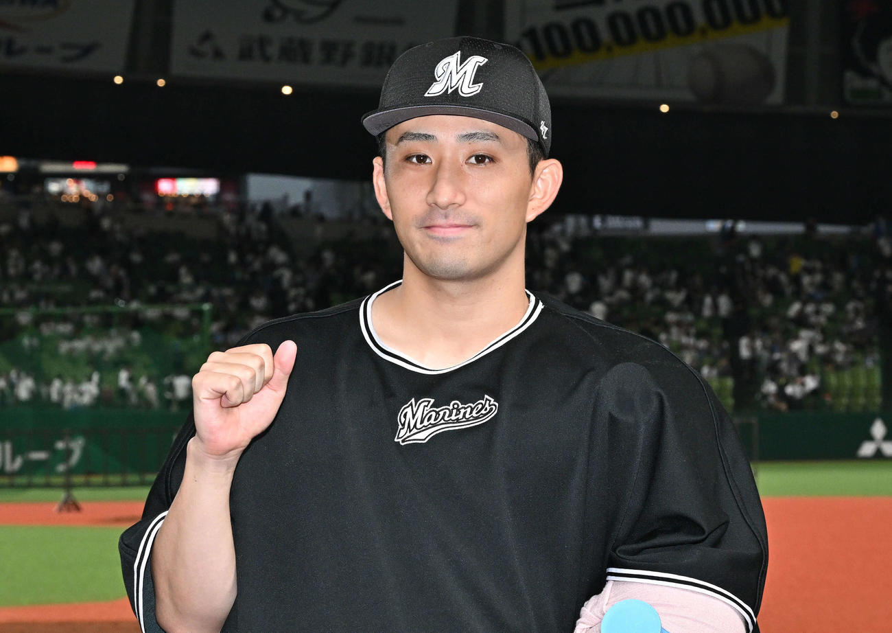 西武対ロッテ　ヒーローインタビューを終えポーズを決めるロッテ小島（撮影・滝沢徹郎）