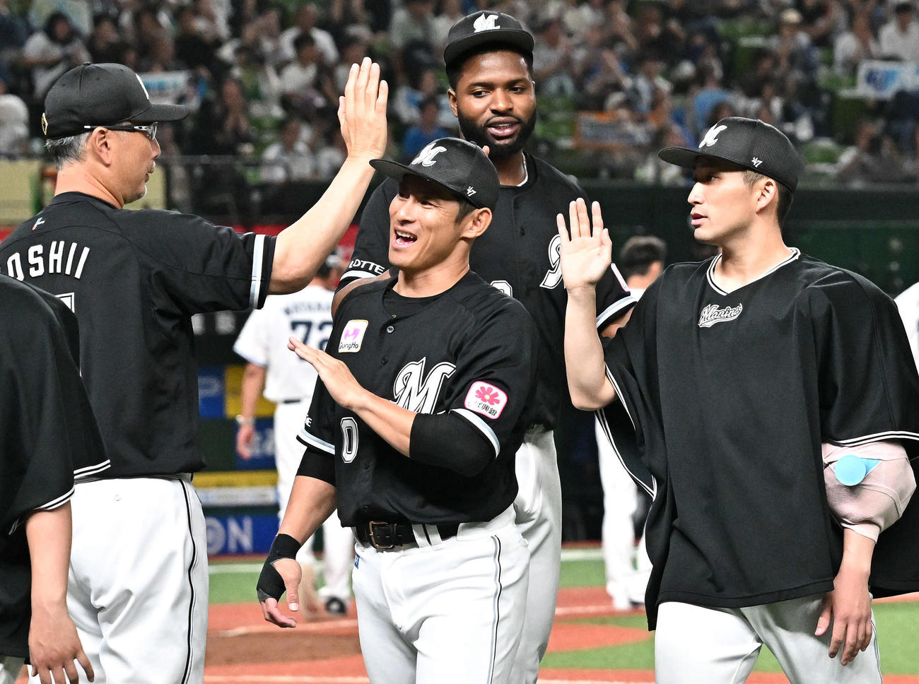 西武対ロッテ　試合後、勝利投手のロッテ小島（右）は吉井監督とタッチをかわす（撮影・滝沢徹郎）