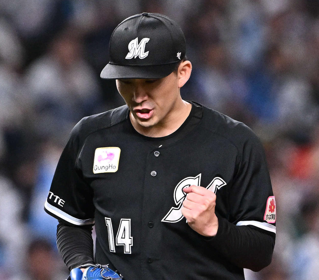 西武対ロッテ　6回裏西武2死一、二塁、西川を遊飛に打ち取りガッツポーズする小島（撮影・滝沢徹郎）