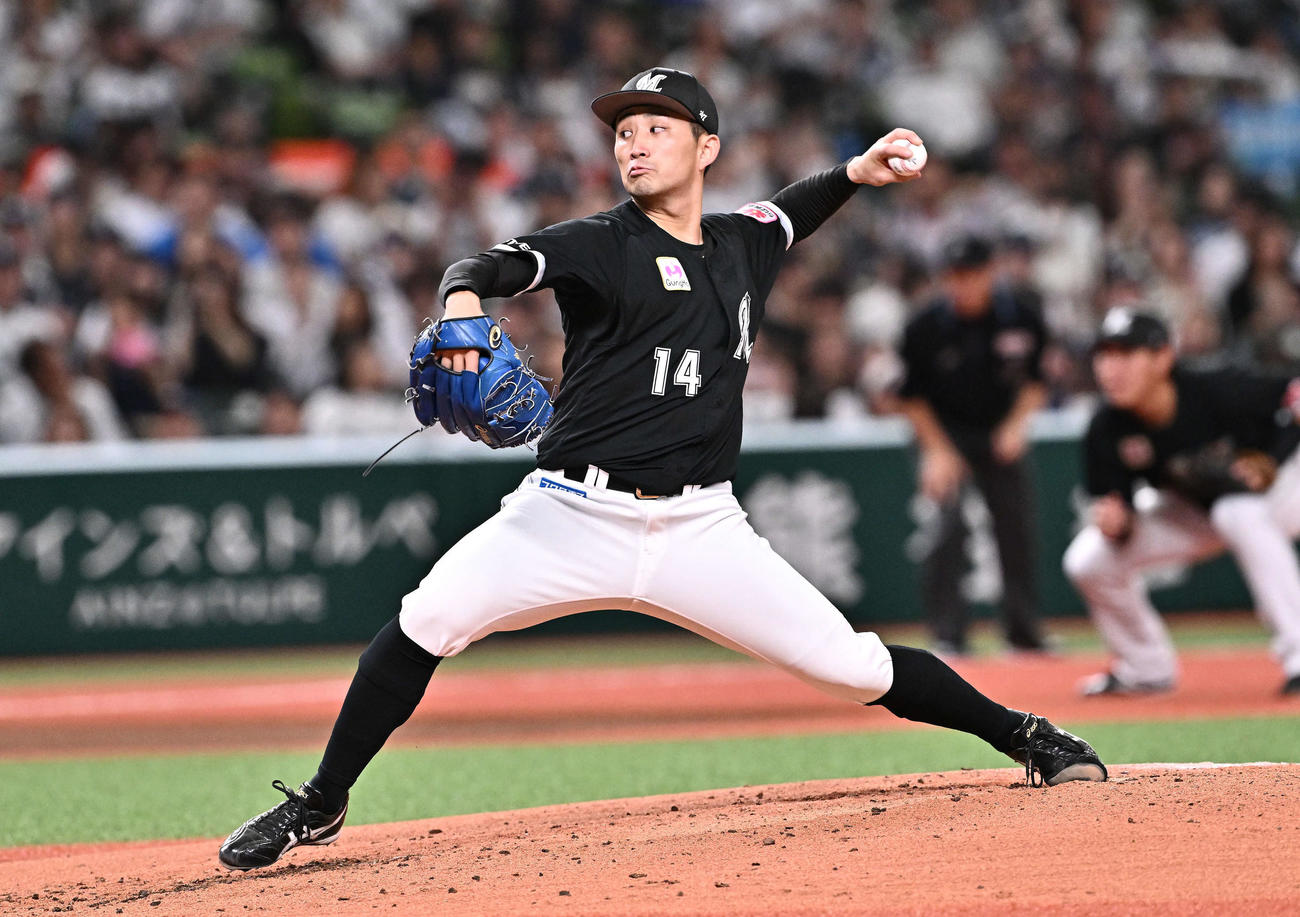 西武対ロッテ　ロッテ先発の小島は7回を4安打無失点に抑え12勝目を挙げる（撮影・滝沢徹郎）