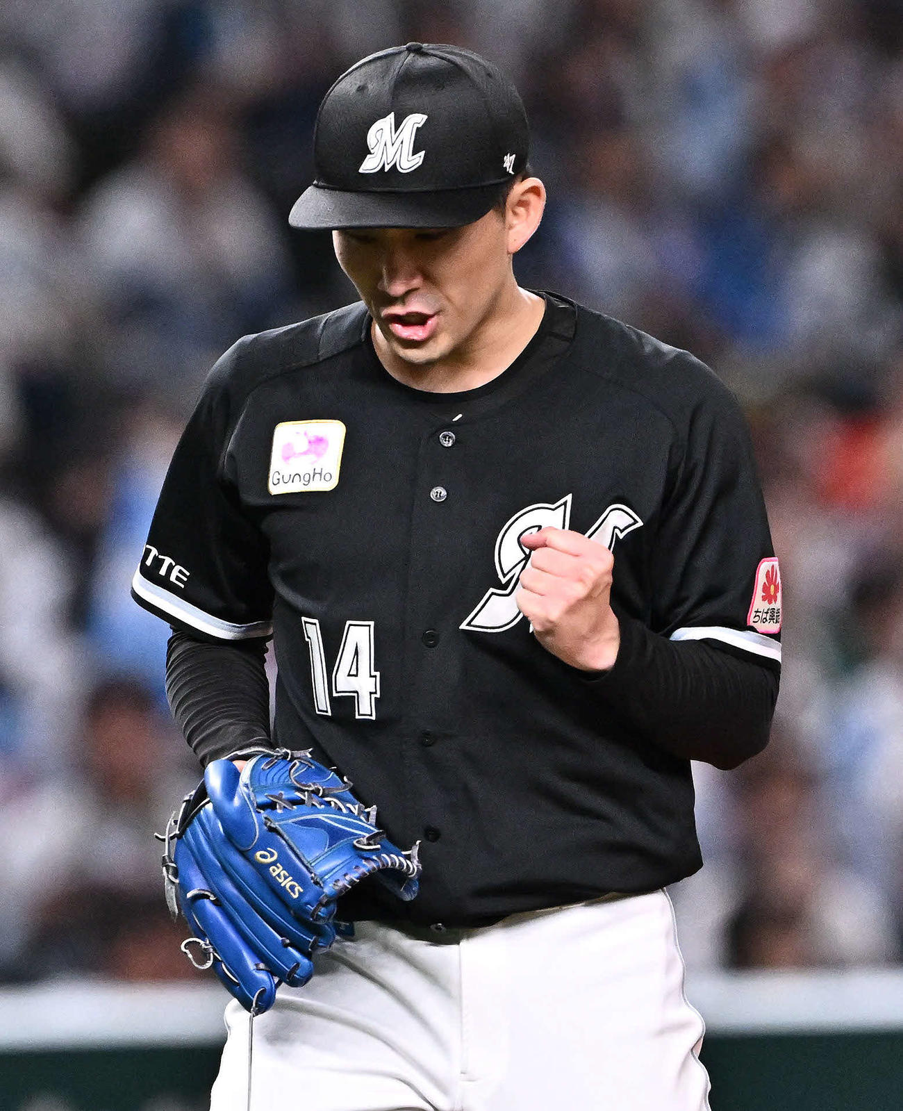 西武対ロッテ　6回裏西武2死一、二塁、西川を遊飛に打ち取りガッツポーズする小島（撮影・滝沢徹郎）