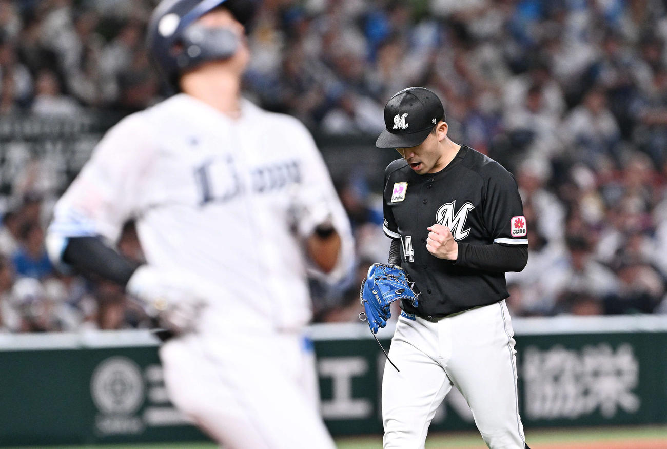 西武対ロッテ　6回裏西武2死一、二塁、西川（手前）を遊飛に打ち取りガッツポーズする小島（撮影・滝沢徹郎）