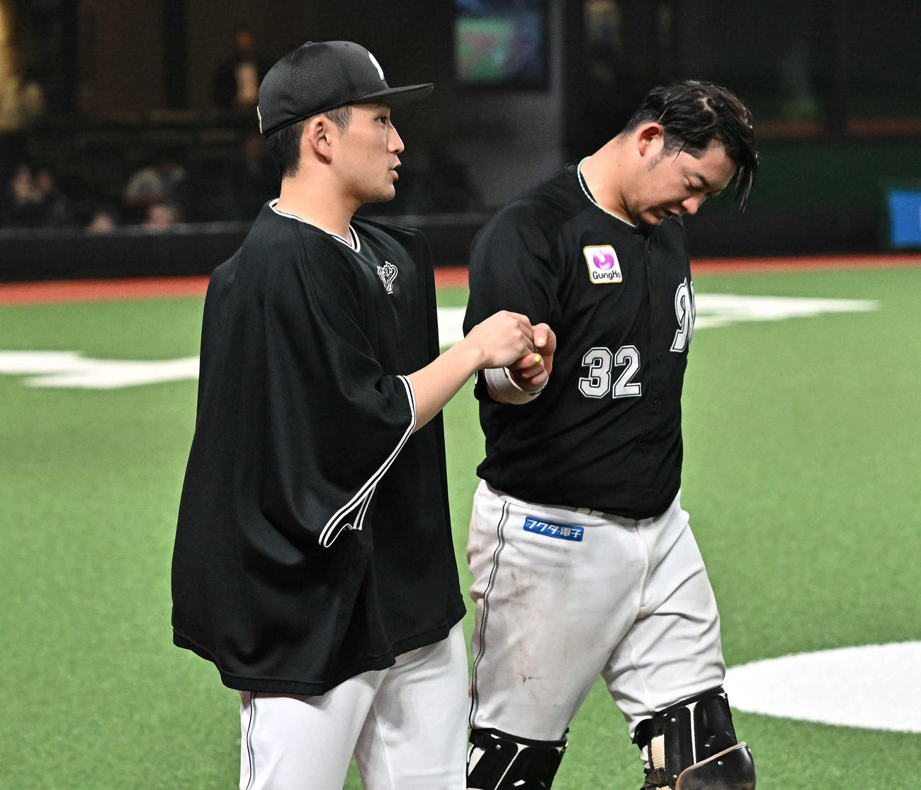 西武対ロッテ　試合後、勝利投手のロッテ小島（左）は佐藤と握手を交わす（撮影・滝沢徹郎）