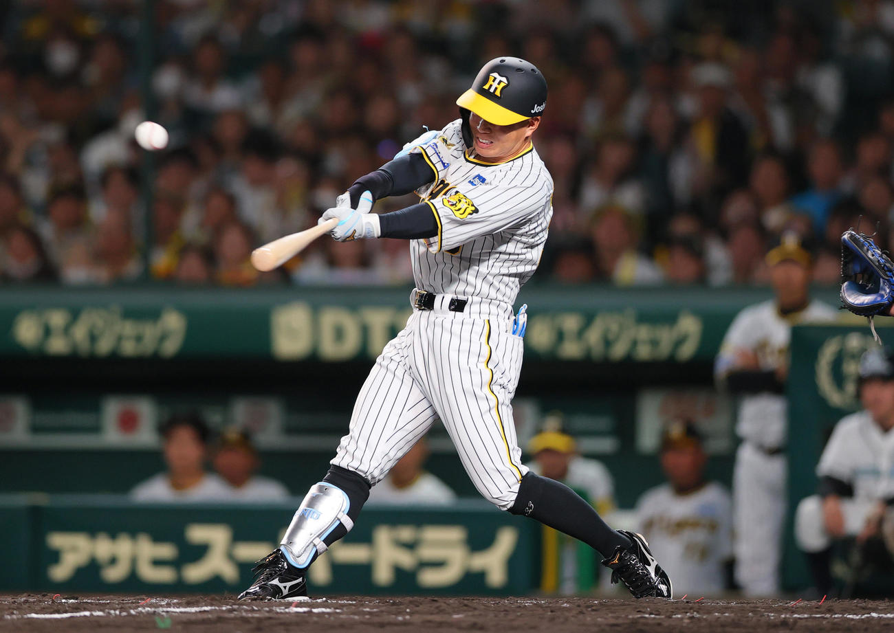 阪神対DeNA 7回裏阪神無死二、三塁、代打糸原は左前適時打を放つ（撮影・上山淳一）