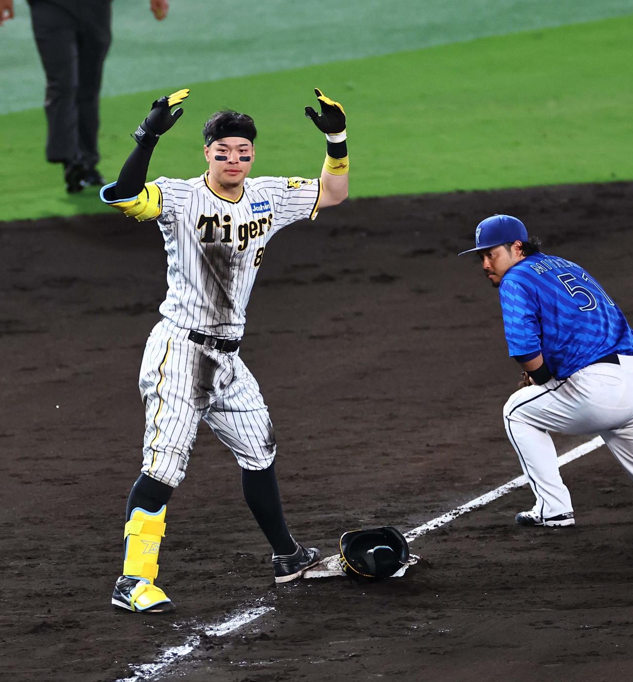 阪神対DeNA 7回裏阪神2死一、二塁、佐藤輝は逆転2点三塁打を放つ（撮影・上田博志）